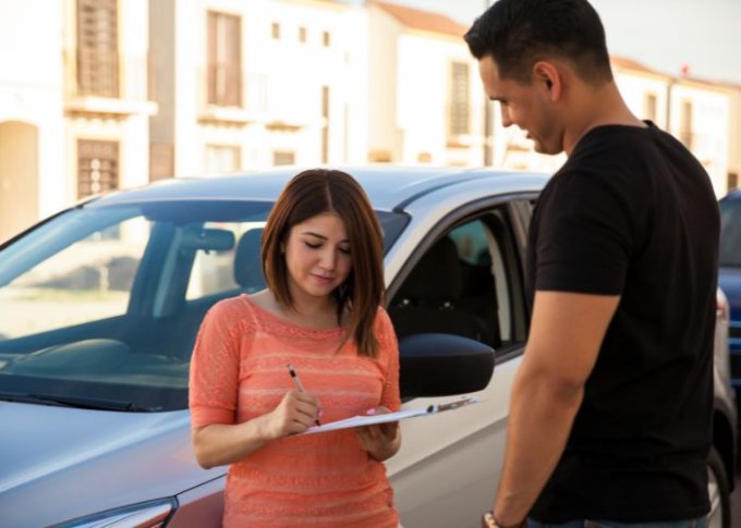Mężczyzna sprzedaje kobiecie samochód na leasingu